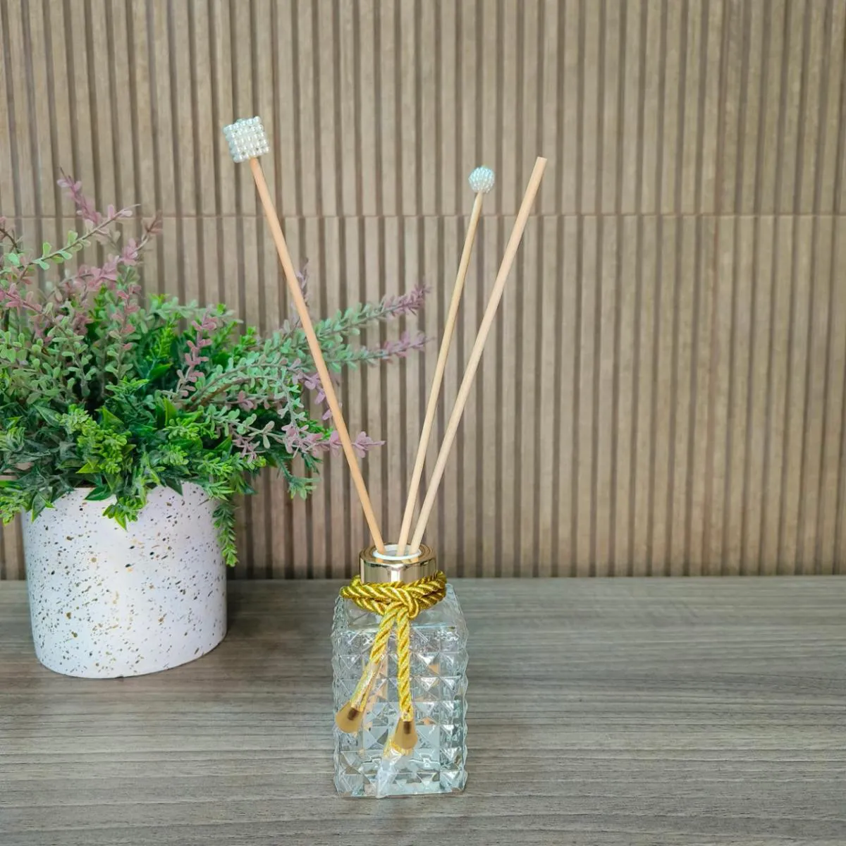 DIFUSOR AROMATIZADOR DE AMBIENTES DE VARETA AROMATERAPIA FRASCO DE VIDRO PINGENTE DOURADO COM ESSêNCIA DASLU ORIENTAL