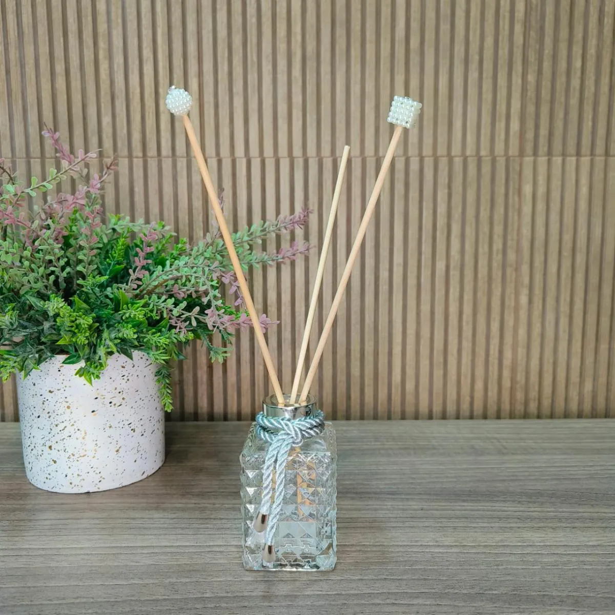 DIFUSOR AROMATIZADOR DE AMBIENTES DE VARETA AROMATERAPIA FRASCO DE VIDRO PINGENTE PRATA COM ESSêNCIA DASLU ORIENTAL
