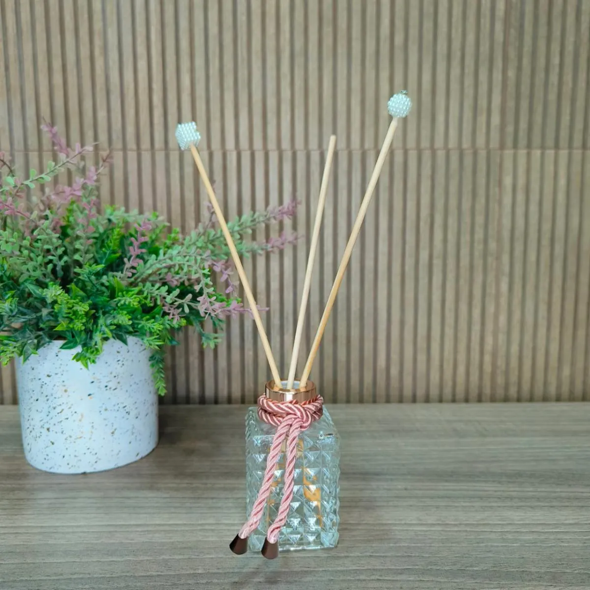 DIFUSOR AROMATIZADOR DE AMBIENTES DE VARETA AROMATERAPIA FRASCO DE VIDRO PINGENTE ROSé COM ESSêNCIA CAPIM LIMãO