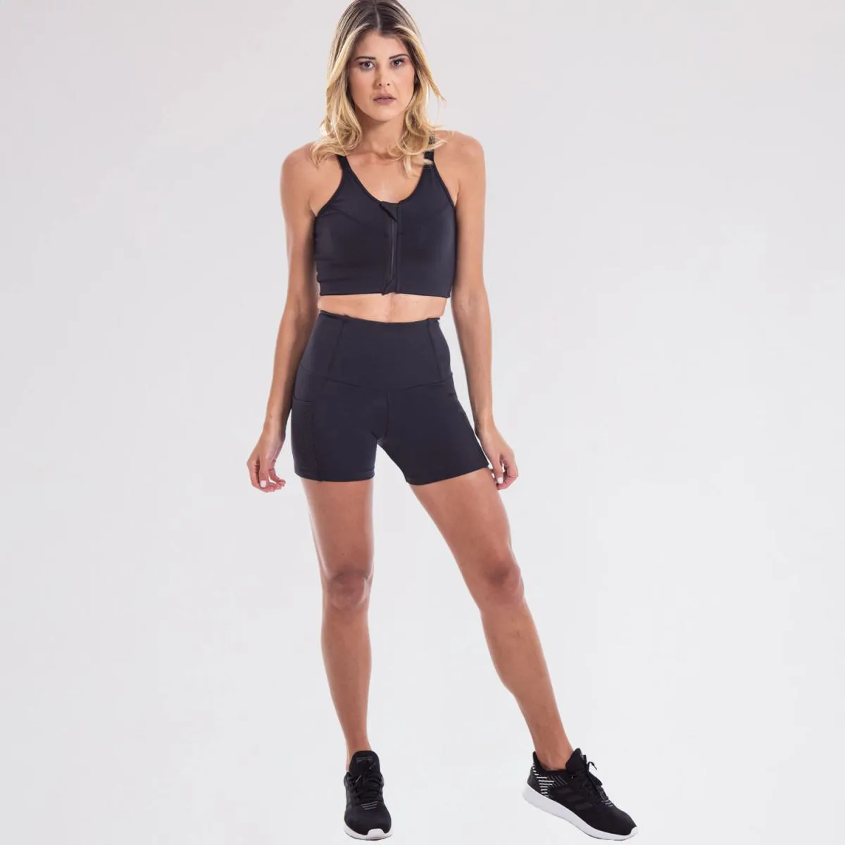 SHORTS CINTURA PERFEITA SLIM COM BOLSO EM TECIDO BASIC G Preta